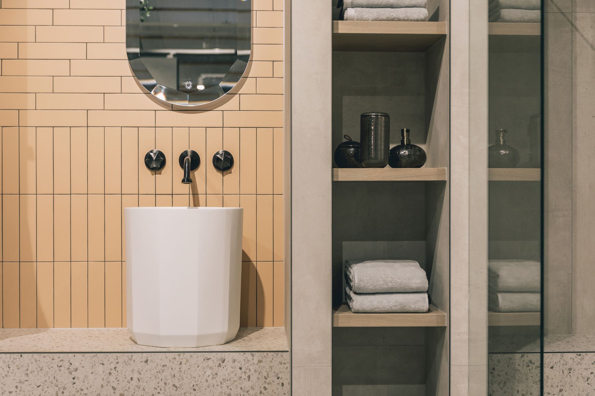 Photo ambiance lavabo mi-hauteur résine à poser Bloom