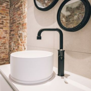 Collection Stone en résine minerale. Ensemble lavabo, baignoire robintterie et accessoires