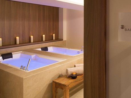Collection Stone en résine minerale. Ensemble lavabo, baignoire robintterie et accessoires