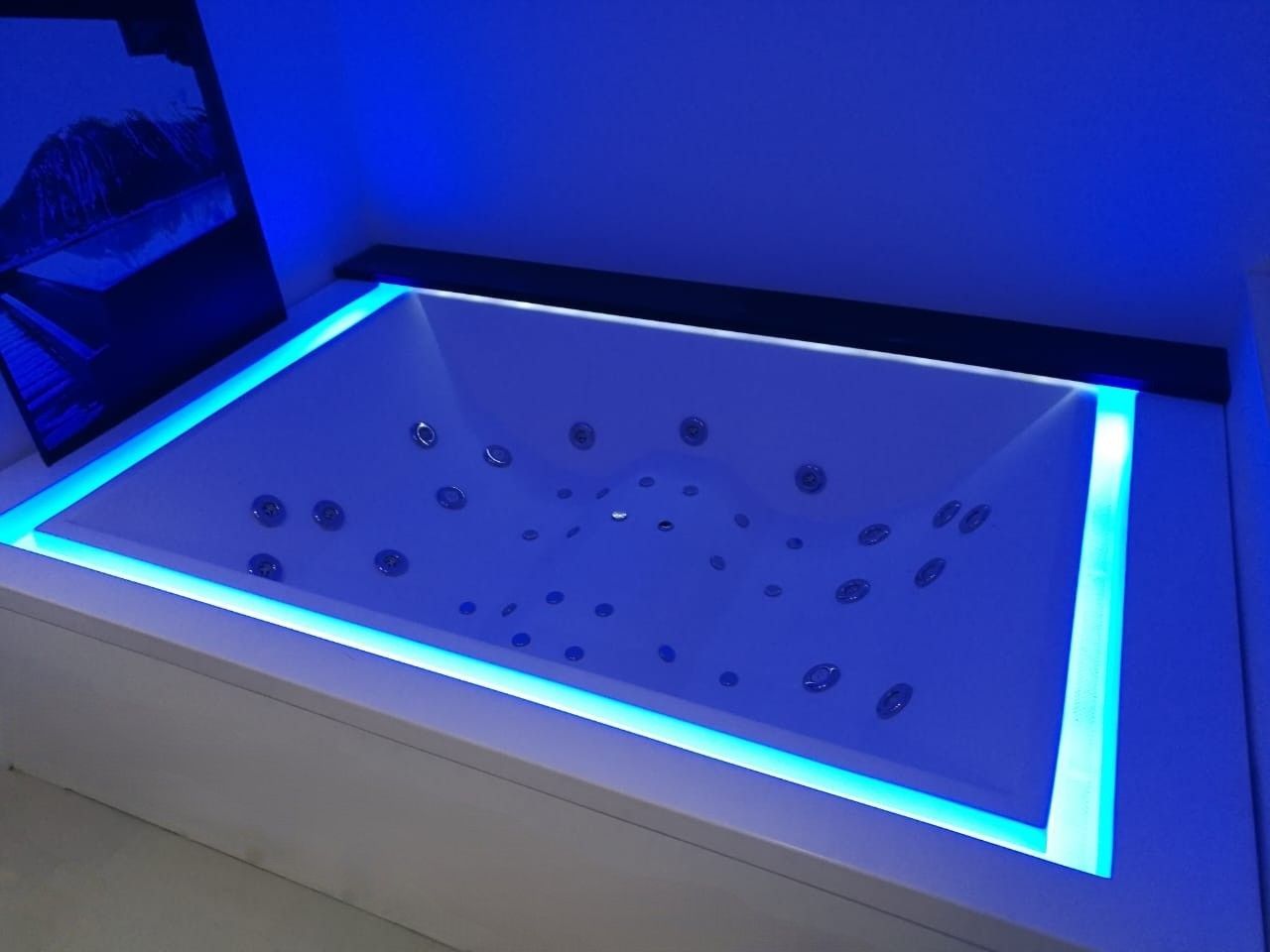 Baignoire Balnéo deux places. Sa forme polyvalente permet d'essayer plusieurs massages dans une seule baignoire à débordement. Elle permet une installation en face-à-face dans le même sens