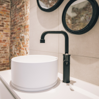 Collection Stone en résine minerale. Ensemble lavabo, baignoire robintterie et accessoires