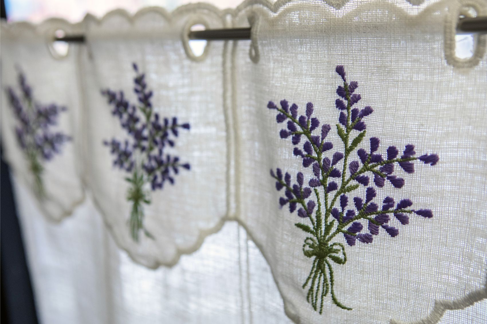 Tende con lavanda ricamata