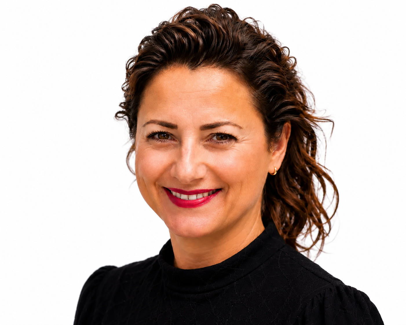 Portret van een lachende vrouw met donker krullend haar, gekleed in een zwarte top, tegen een witte achtergrond.