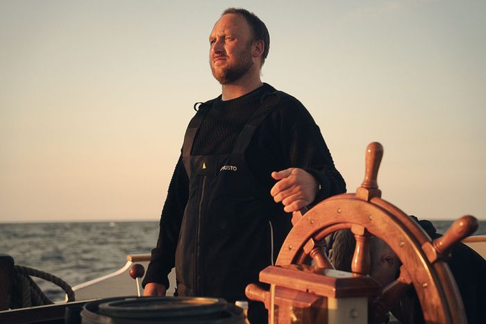 Skipperen står ved styrehjul