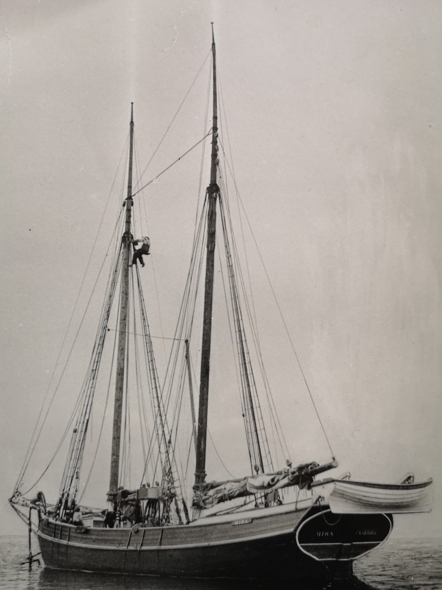 Et sort/hvidt foto af en sejlbåd i vandet
