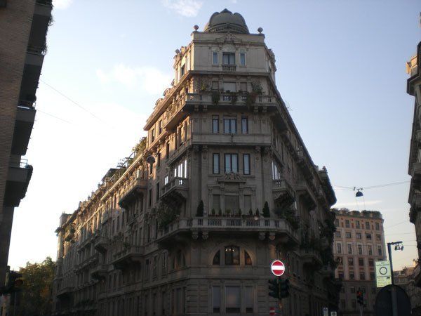 vista di un edificio su sfondo cielo
