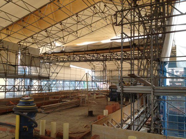 ponteggi dentro di una casa durante costruzione