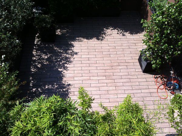 giardino con pavimento in pietra