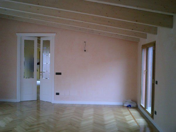 vista interna di una casa con soffitto in legno