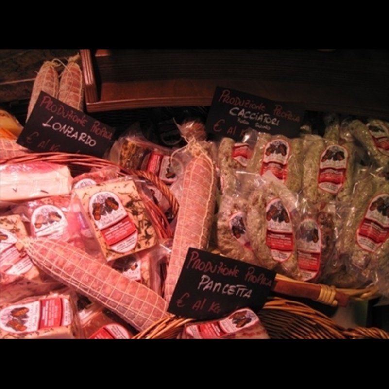 Banco macelleria con salumi in esposizione