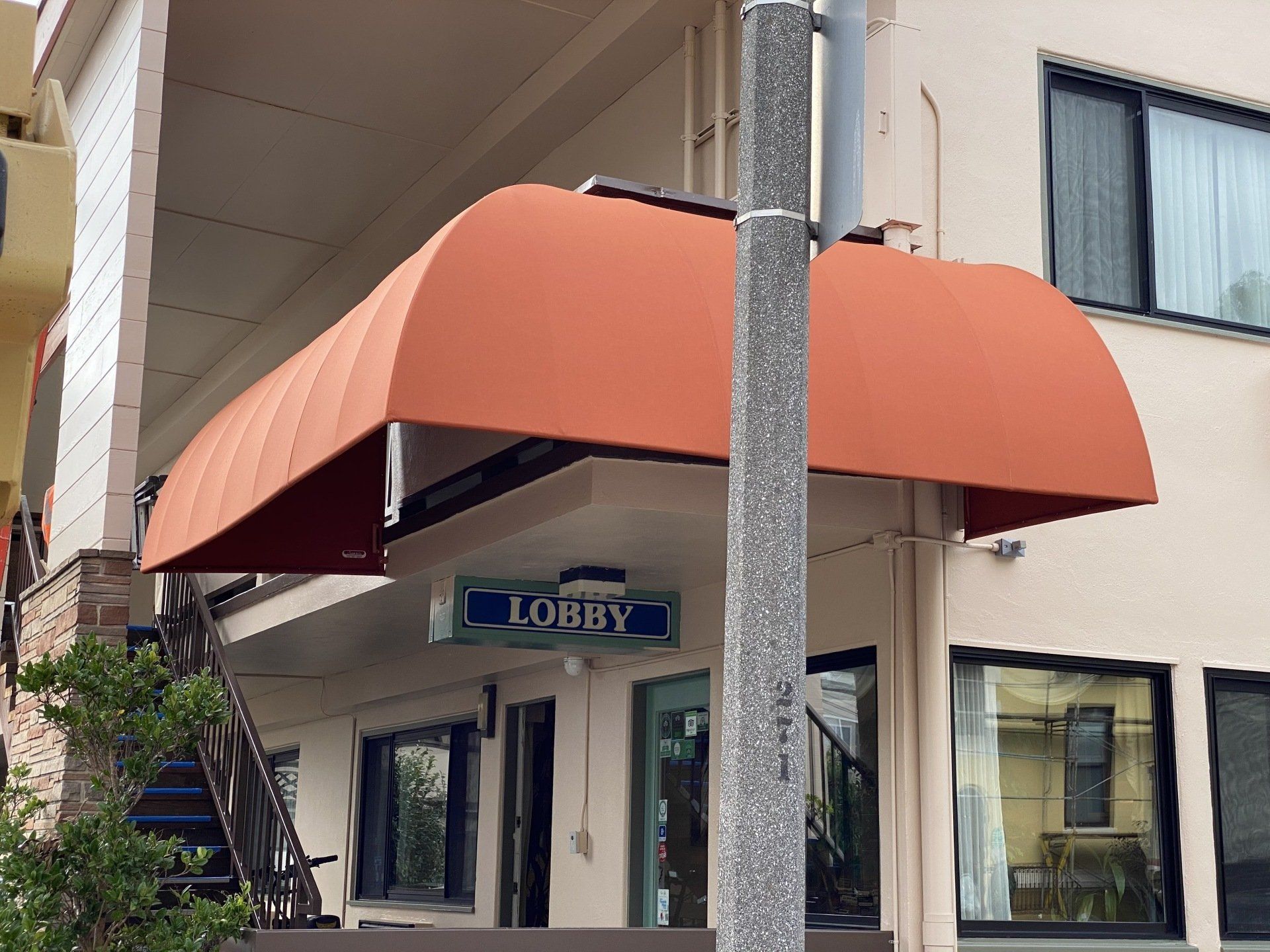 A building with a sign that says lobby on it