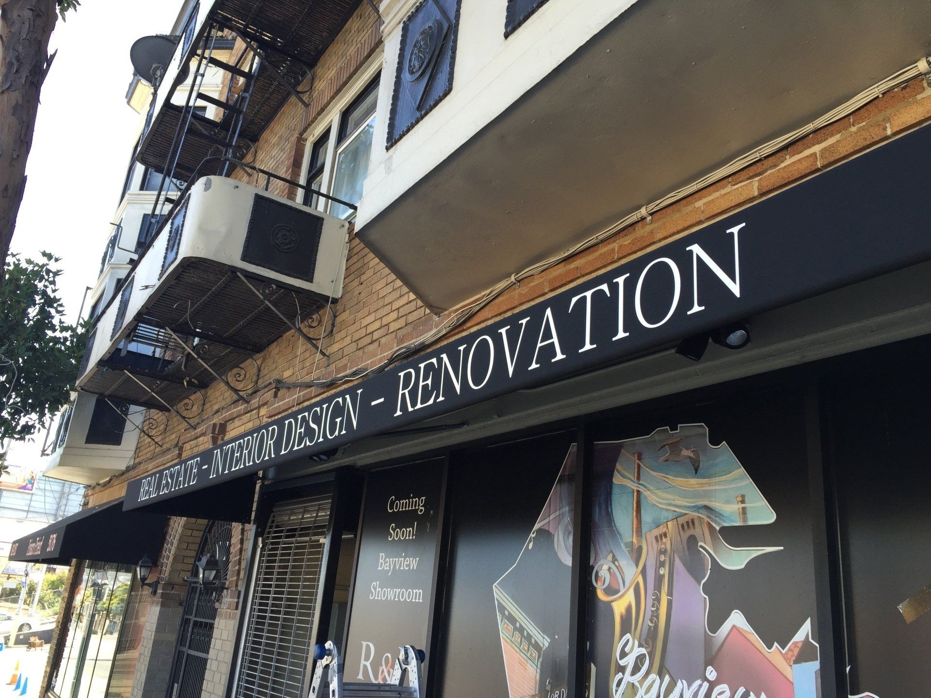 A building with a sign that says renovation on it