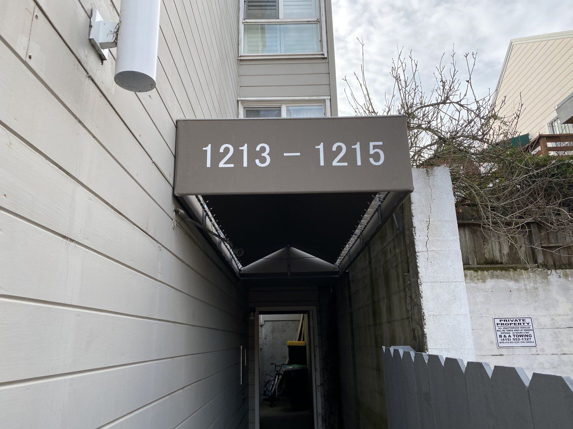 A building with a sign that says 1213-1215