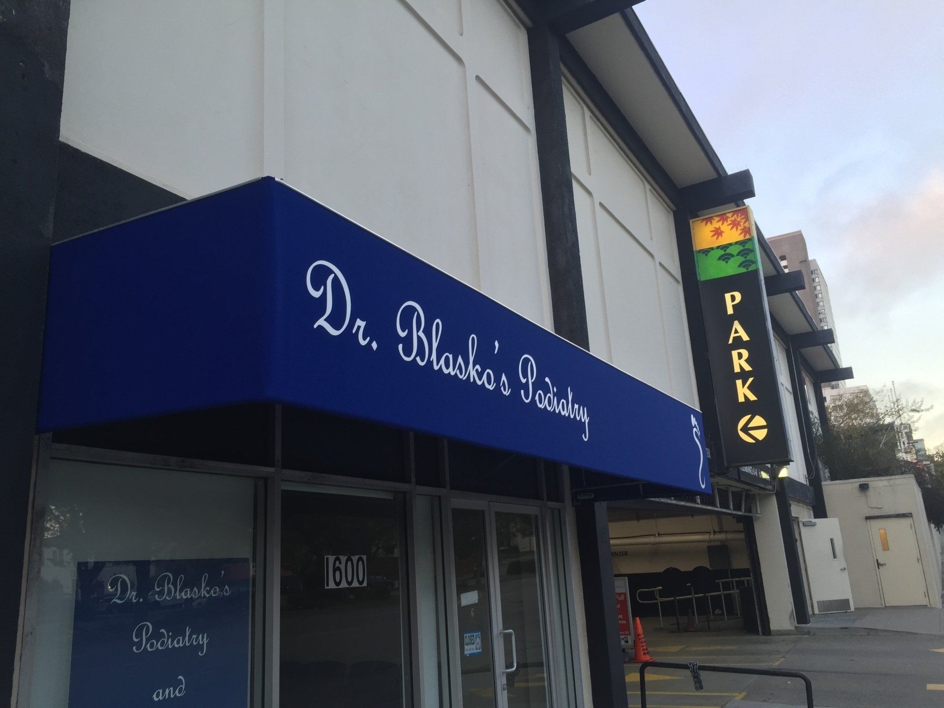 A building with a blue awning that says dr. alaska 's bakery
