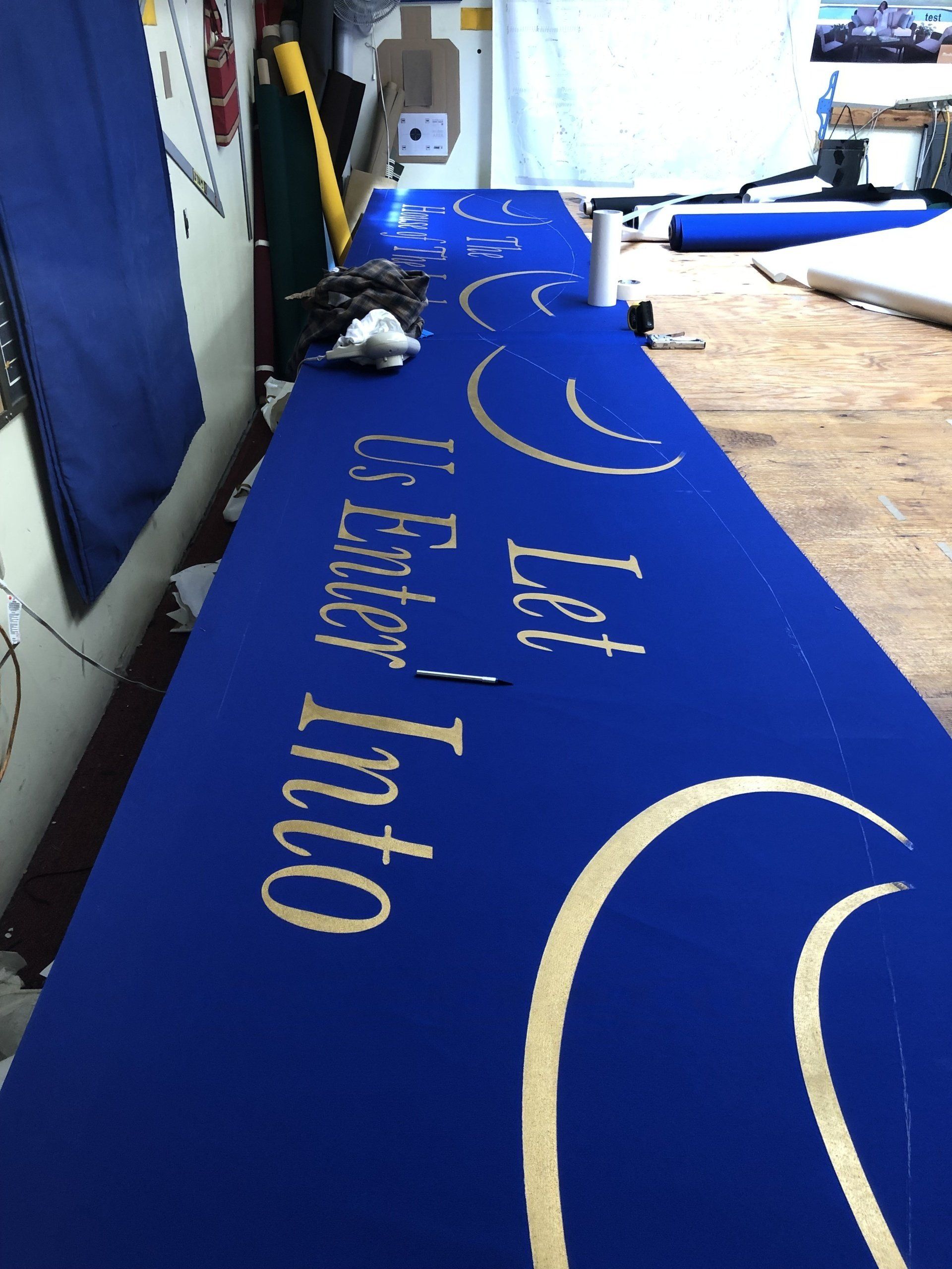 A blue sign that says let 's enter into