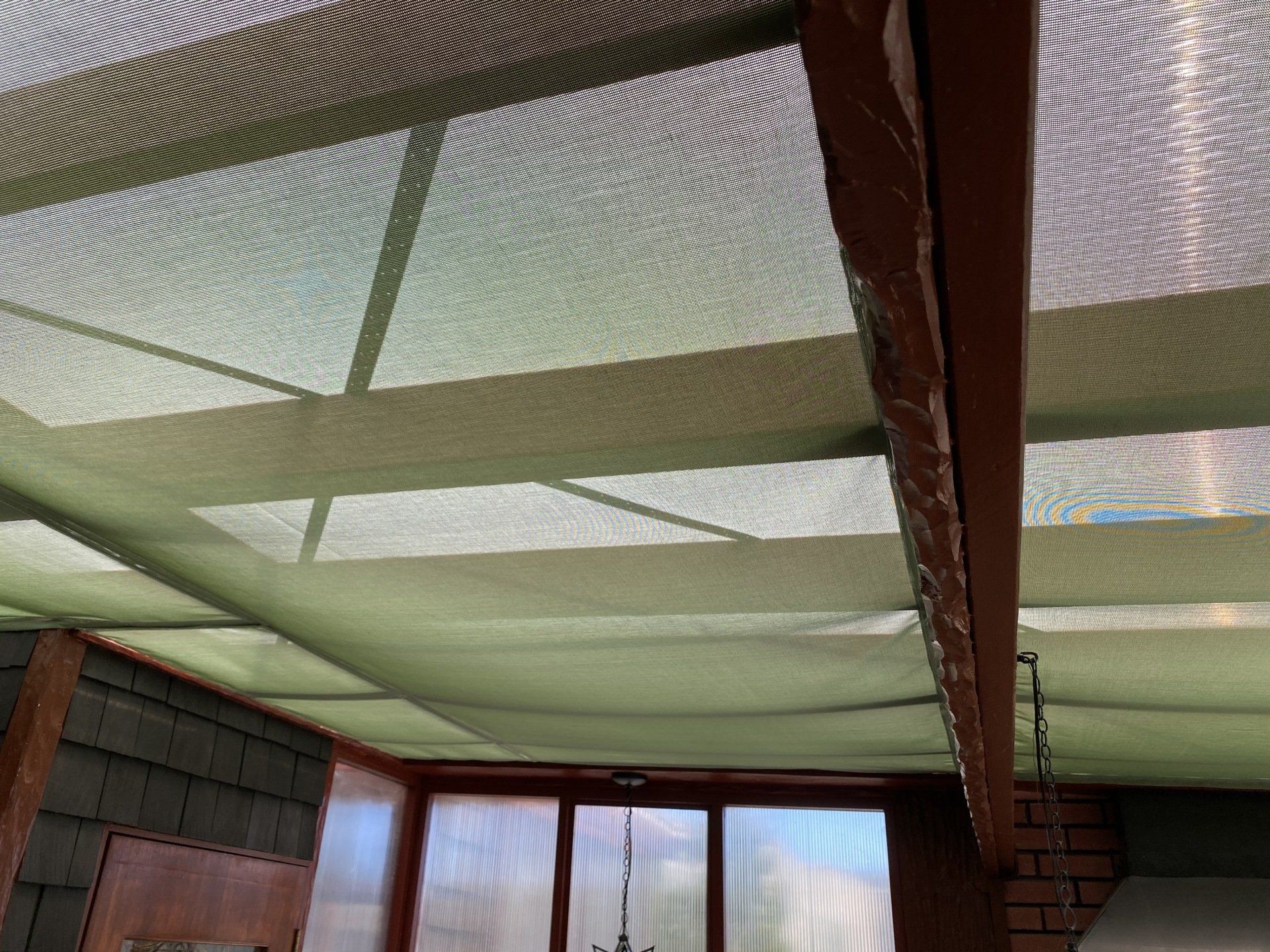 A room with a ceiling that has a shade on it