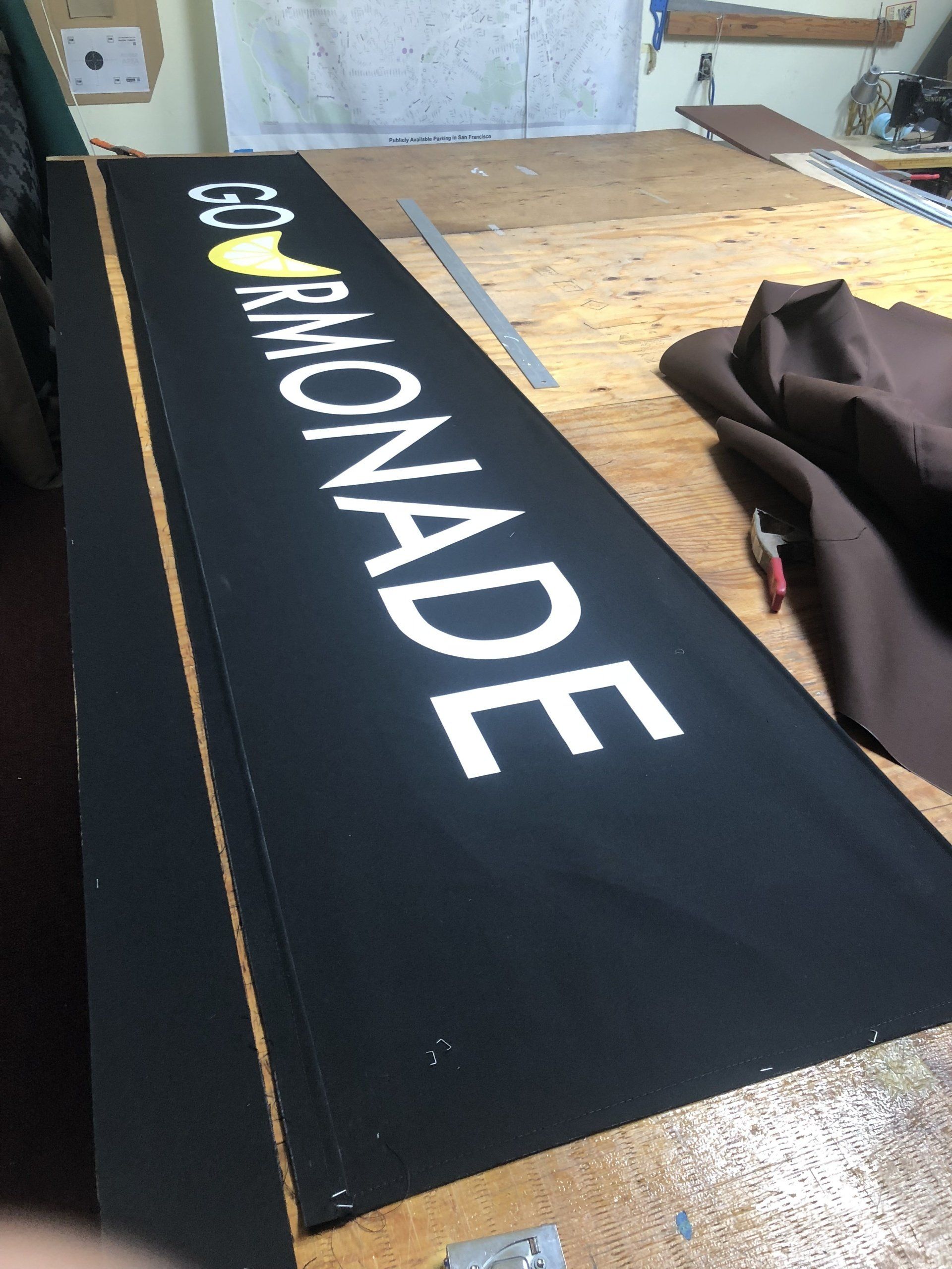 A sign that says go lemonade on it