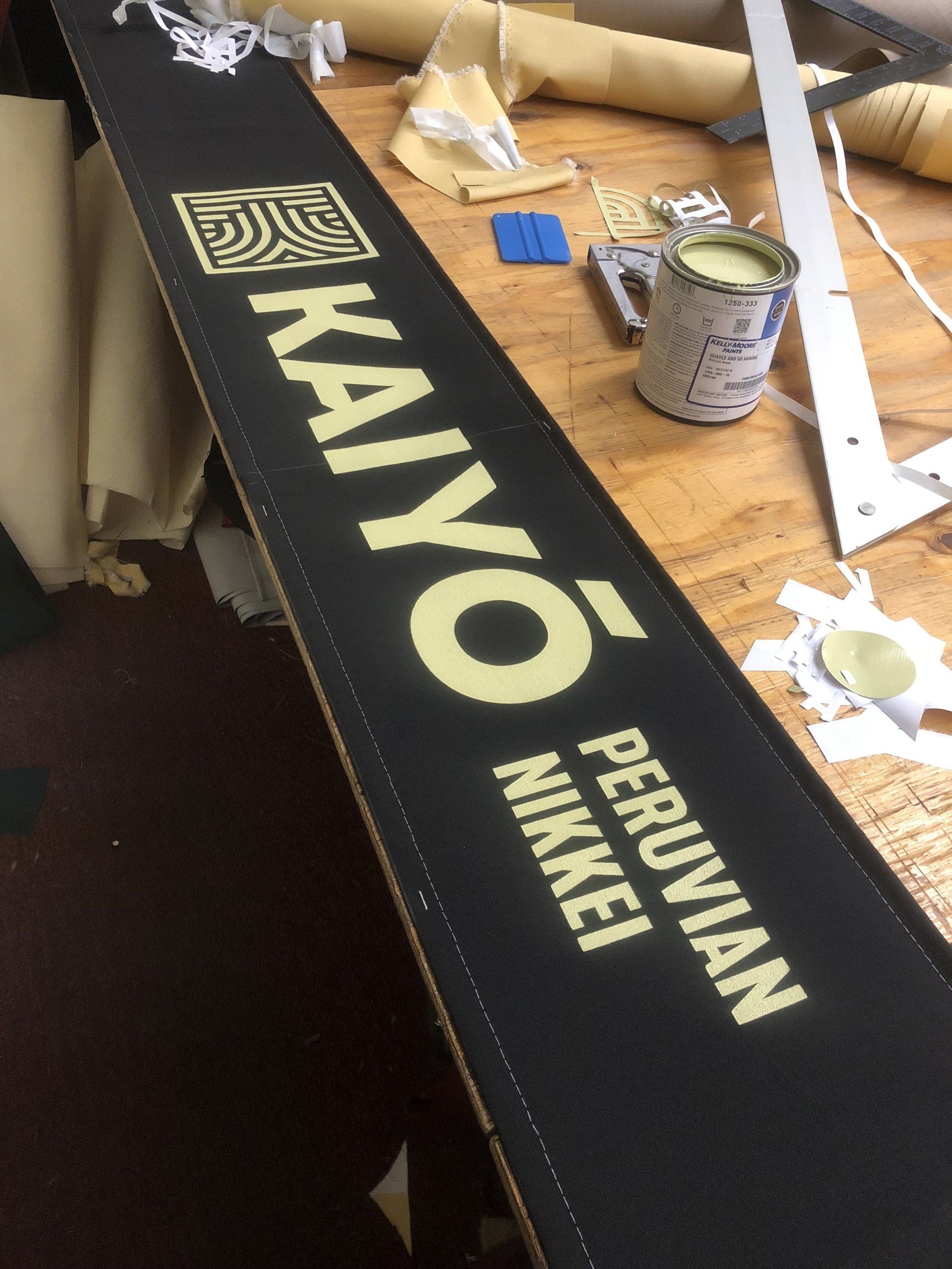 A sign that says ' kaiyo peruvian nintei ' on it