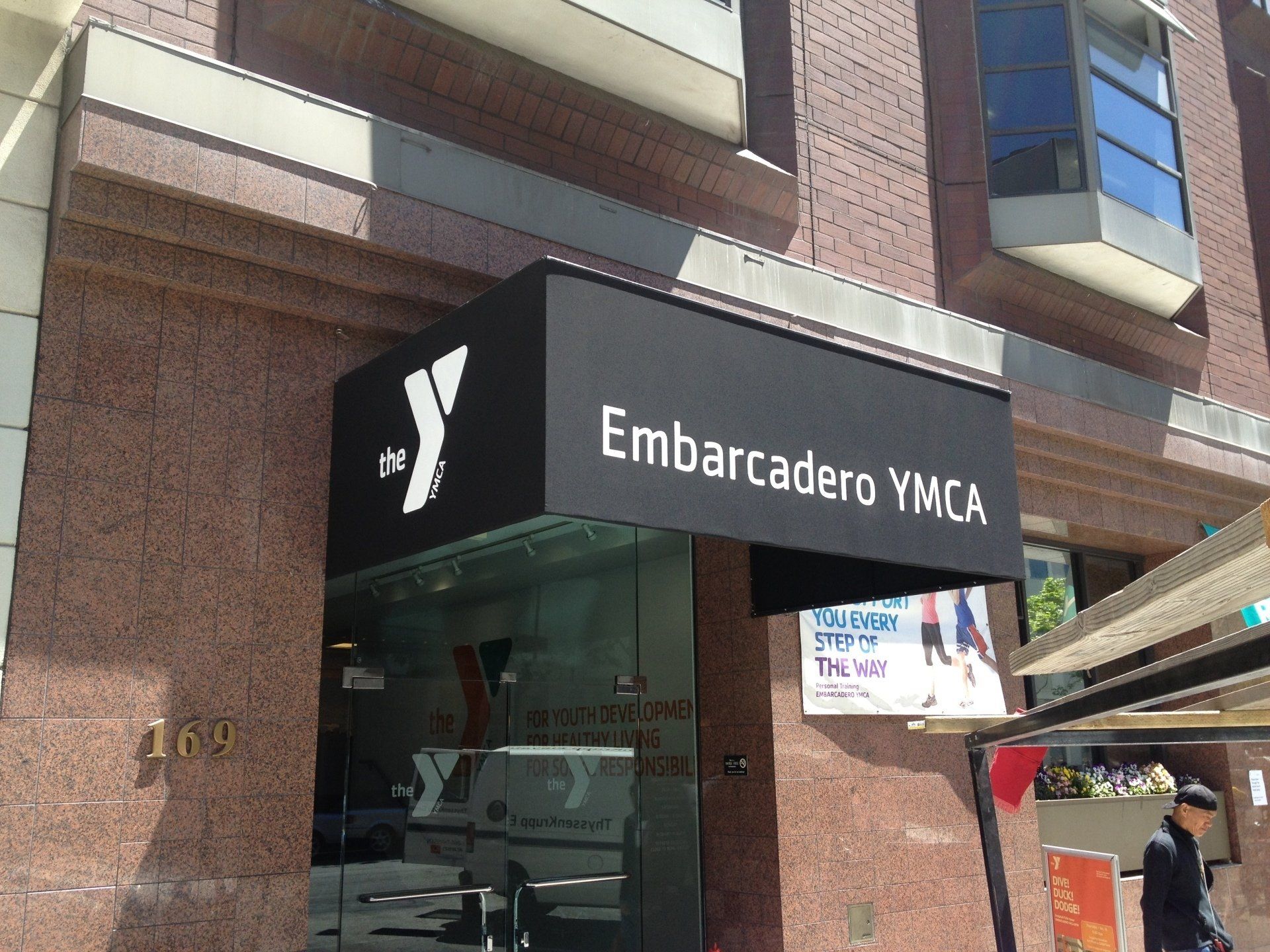 A building with a sign that says 