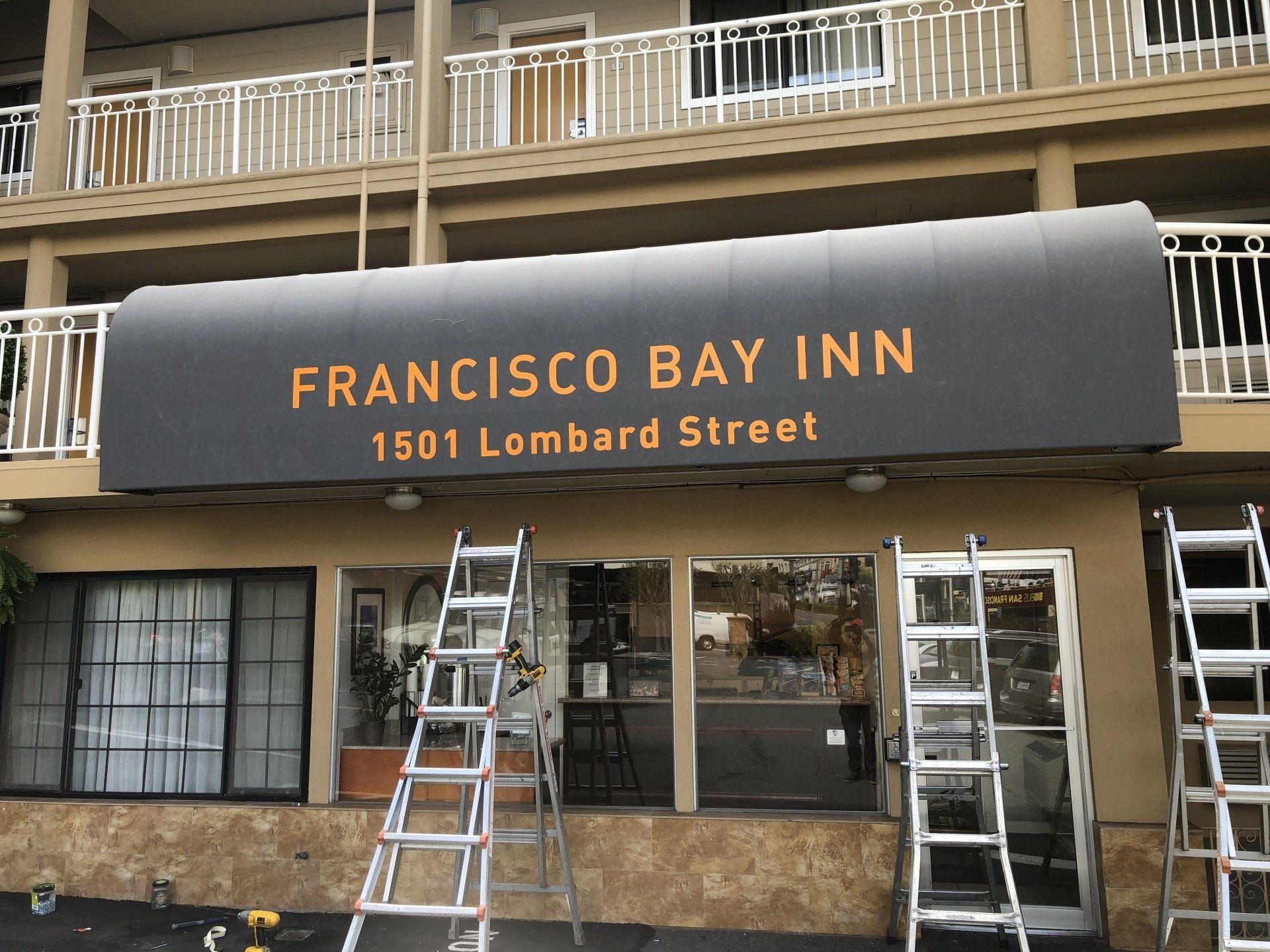 A building with a sign that says francisco bay inn