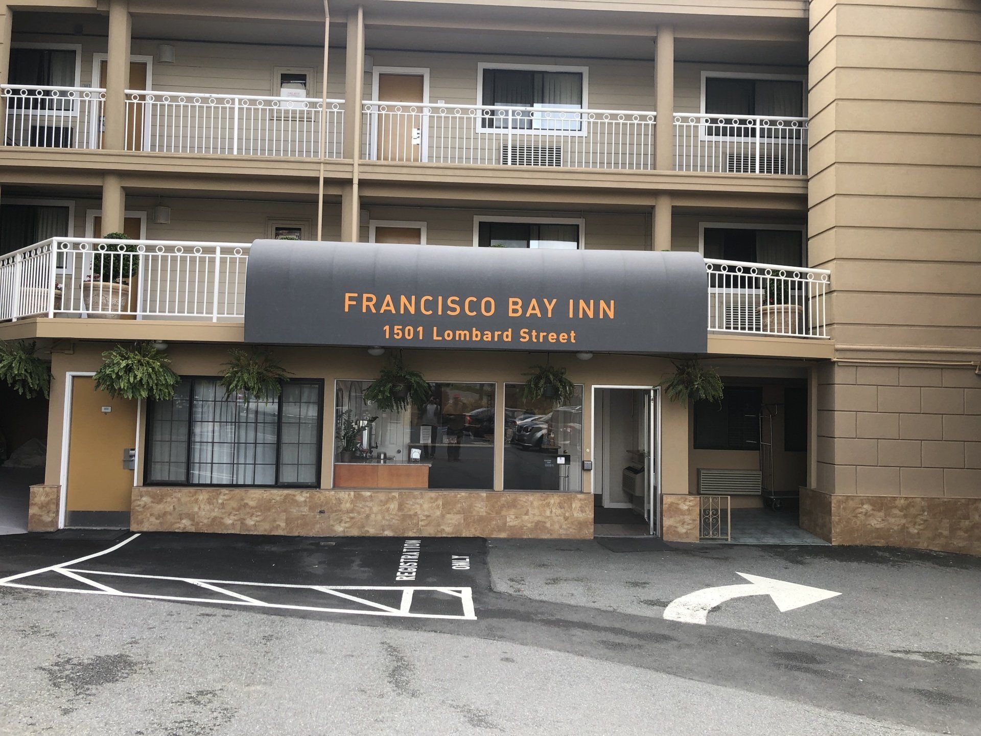 A building with an awning that says francisco bay inn