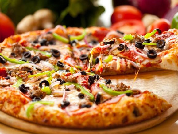 pizza con peperoni e olive