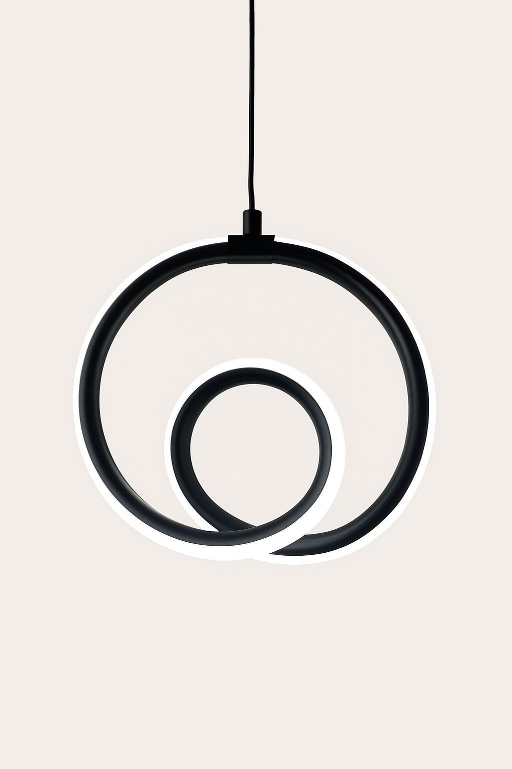 Lámpara colgante LED negra en forma de espiral que cuelga de un cable negro sobre un fondo beige.