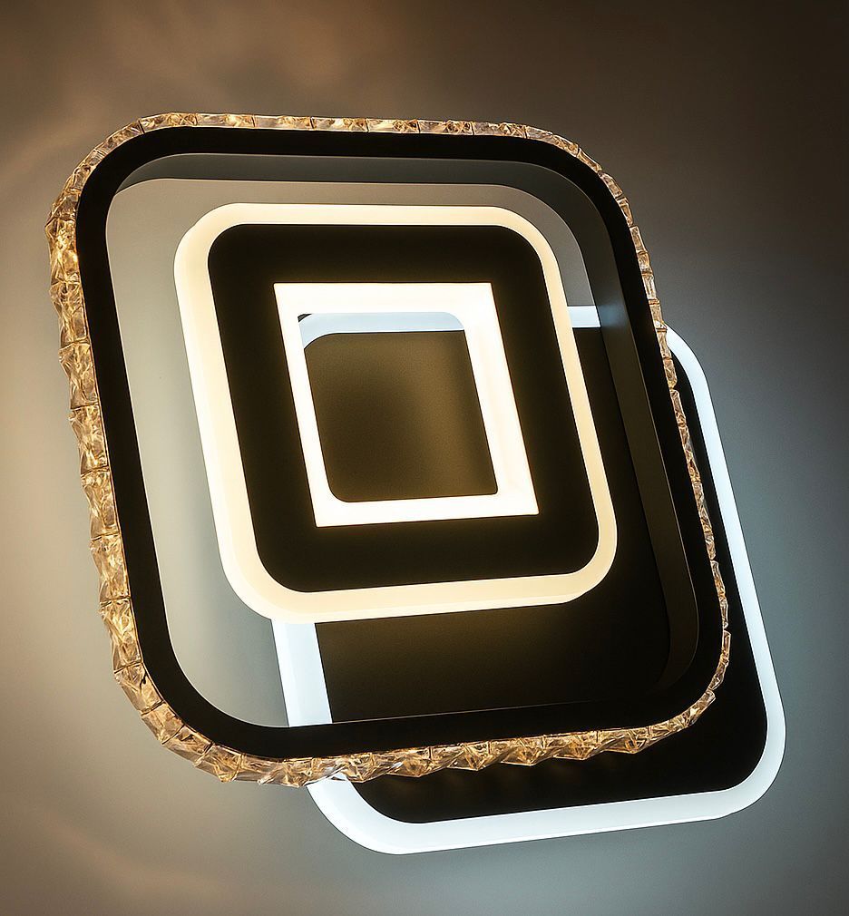 Lámpara de techo moderna con tres marcos cuadrados, color blanco y negro con borde efecto cristal, iluminada.