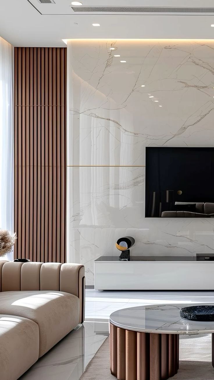 Una bicicleta azul está estacionada frente a una ventana en una sala de estar.