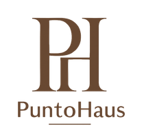 Un logotipo marrón para Puntohaus sobre un fondo blanco.