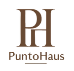Un logotipo marrón para Puntohaus sobre un fondo blanco.