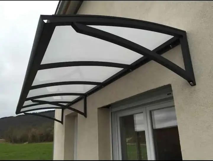 Un dosel está fijado al costado de un edificio.