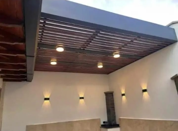 Un techo de madera con luces en una habitación.