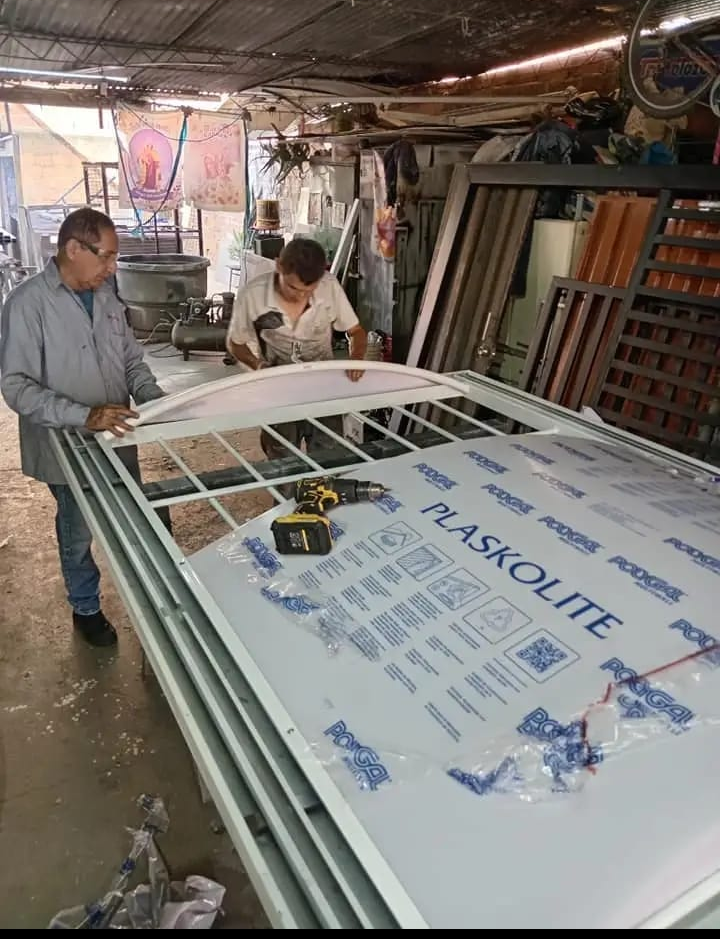 Un edificio de ladrillo con una escalera de incendios en el techo.