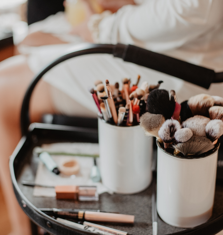 Ein Tablett mit Make-up-Pinseln und Stiften darauf