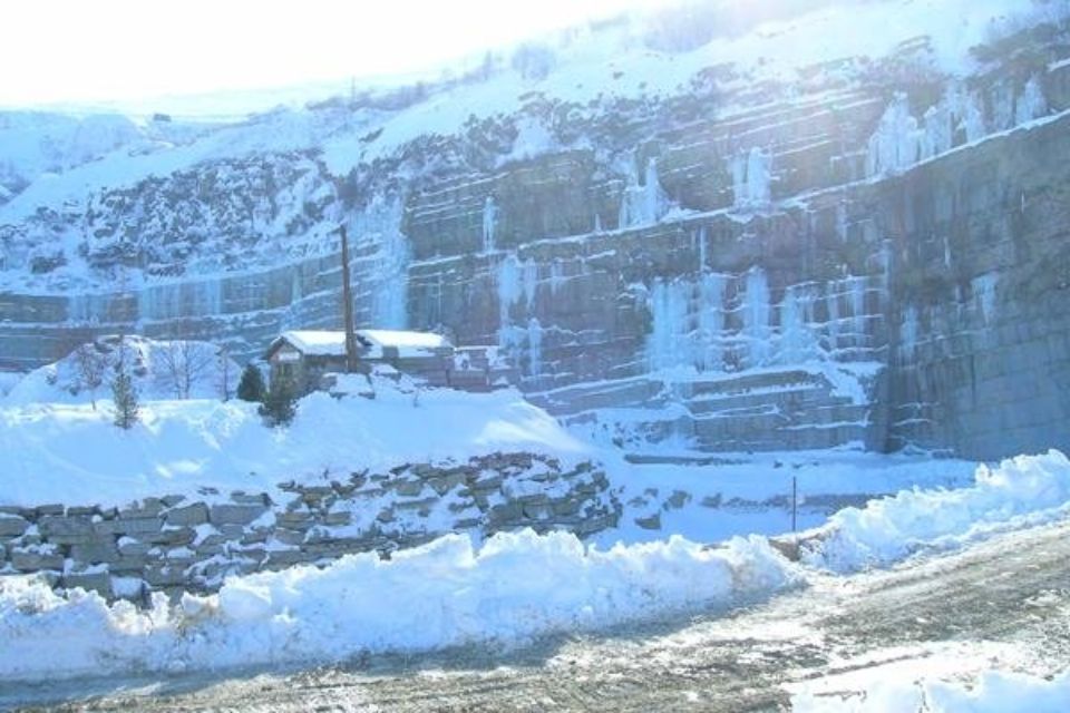 Cava di pietra con edificio