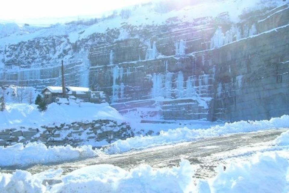 Cava di pietra con strada