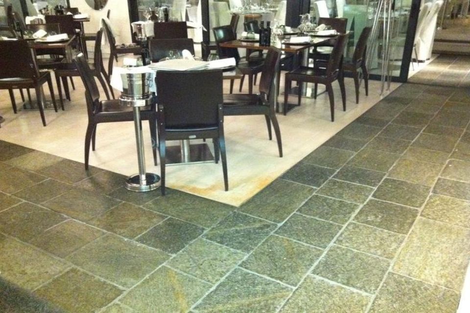 Pavimento in pietra e tavolini