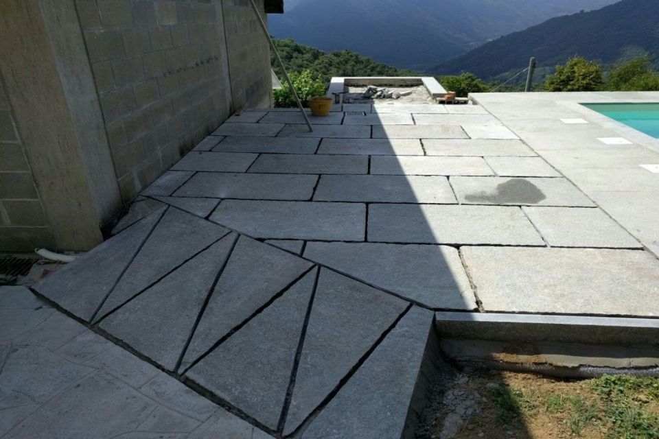 Pavimento in pietra con lastre