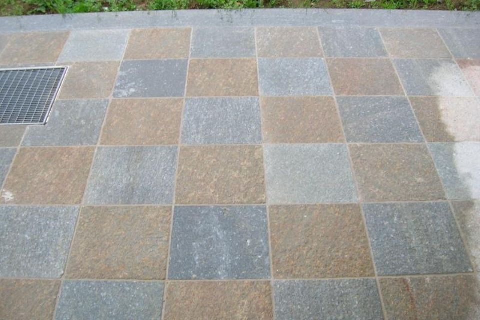 Pavimento in pietra con lastre colorate