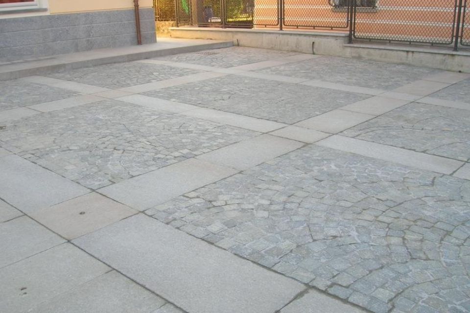 Pavimento a quadrati in pietra