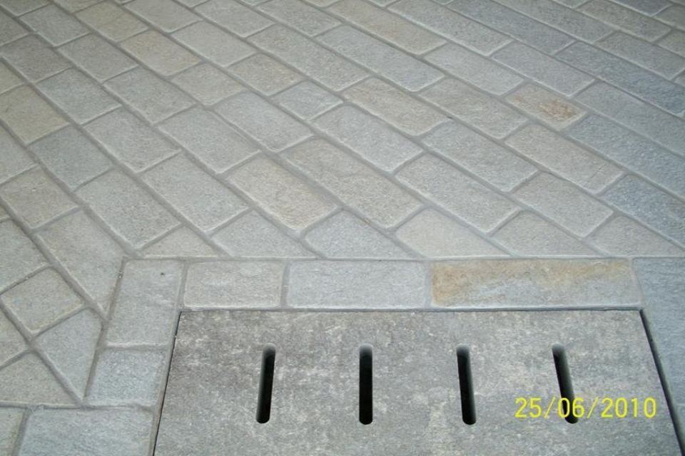 Pavimento in pietra e tombino