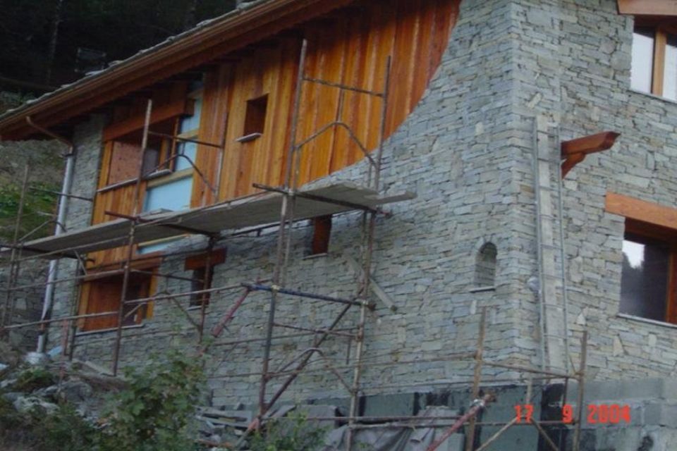 Muro in legno e pietra