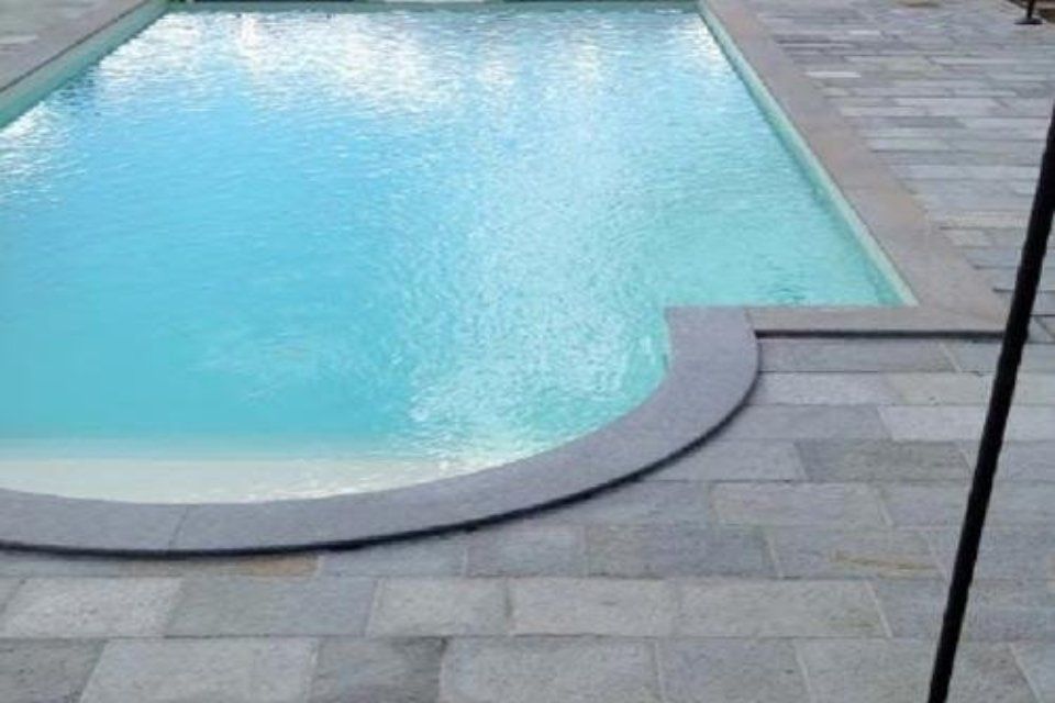 Rivestimento in pietra e piscina