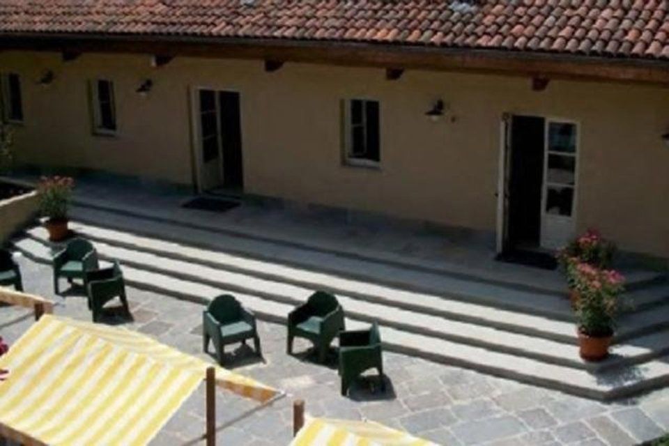 esterno con gradini in pietra di Luserna