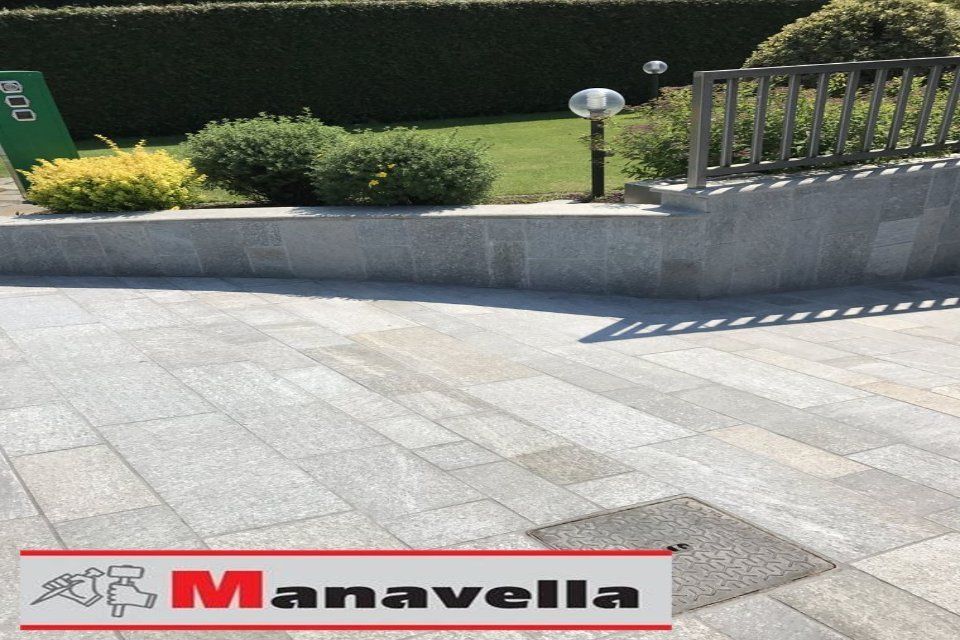 Pavimento fiammato a coste in pietra