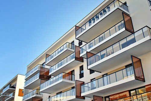 balconi su edificio bianco