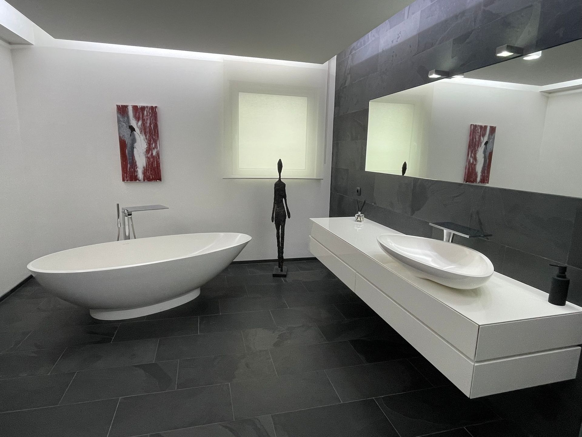 Une salle de bain avec une baignoire et un lavabo