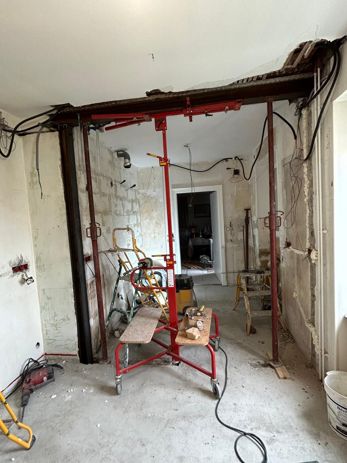Une pièce est en cours de rénovation avec un échafaudage au milieu de la pièce.