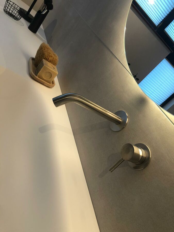 Un lavabo de salle de bain avec un porte-savon et un robinet